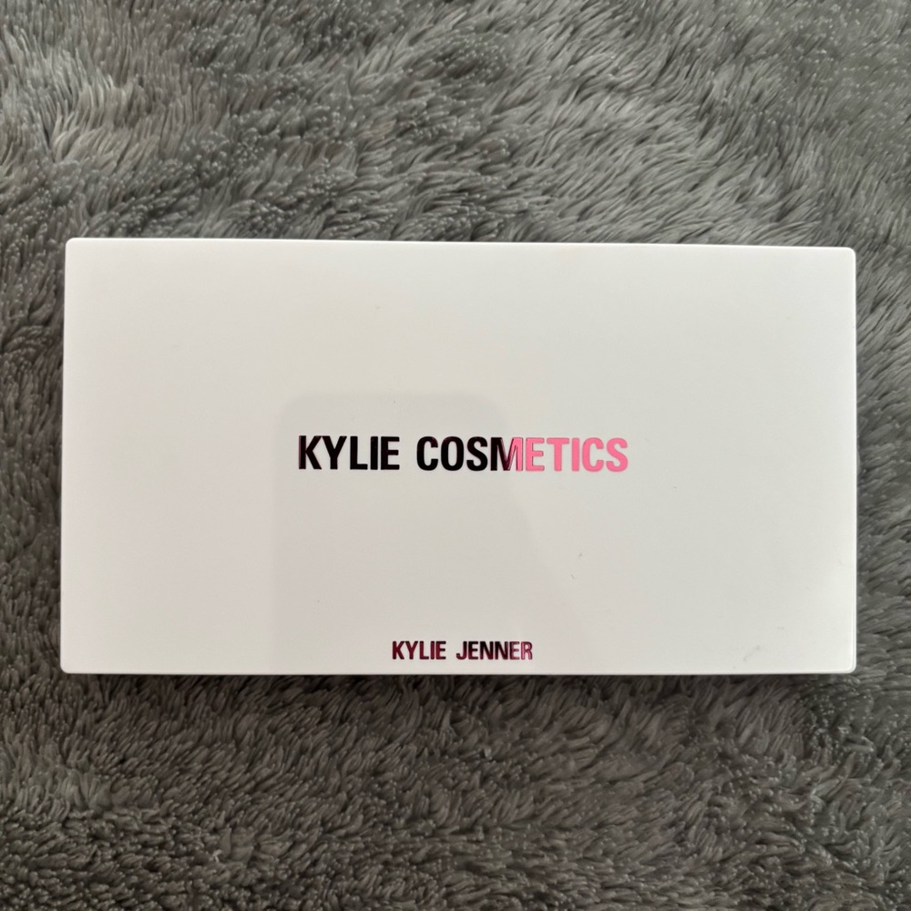 Kylie Cosmetics The Mauve Palette - Rich Brown and Shimmering Gold - Picture 4 of 4